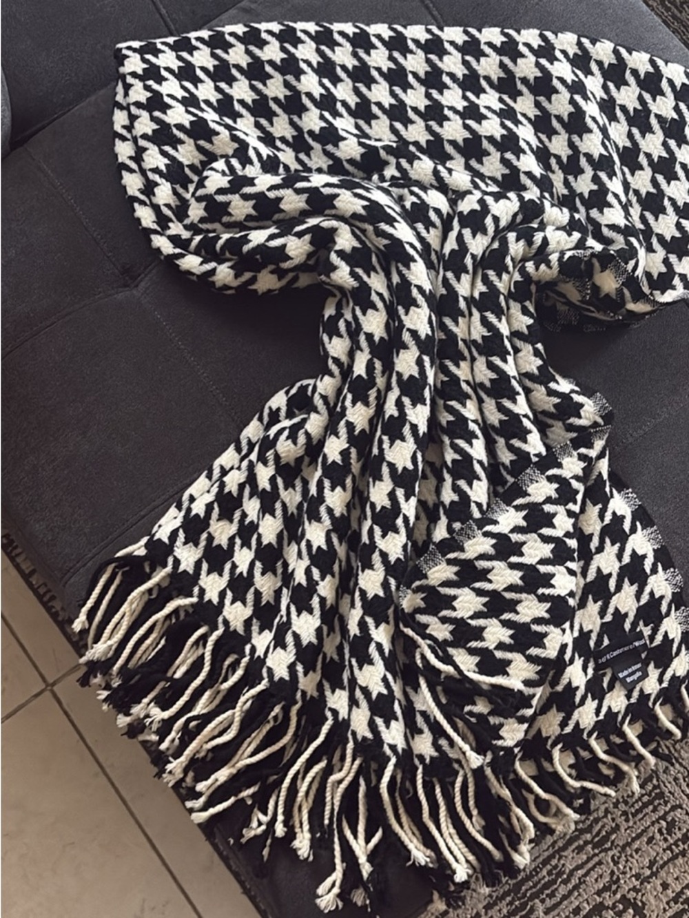 a & R Cashmere/Wool Houndstooth throw blancket  in Black and white